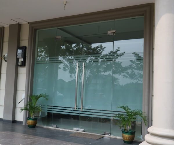 cửa kính bản lề sàn 05