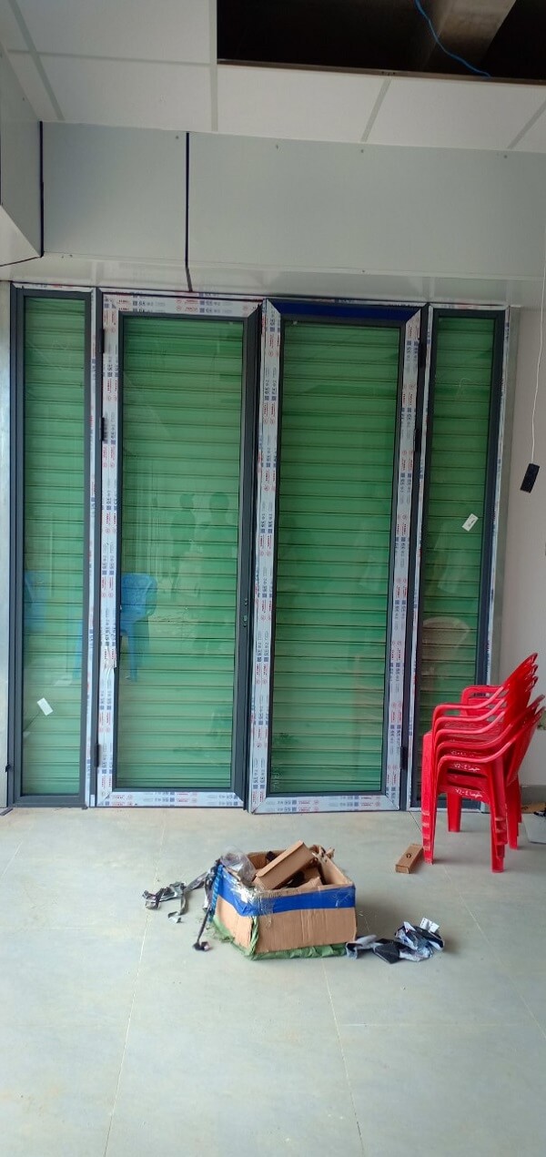 cửa kính bản lề sàn