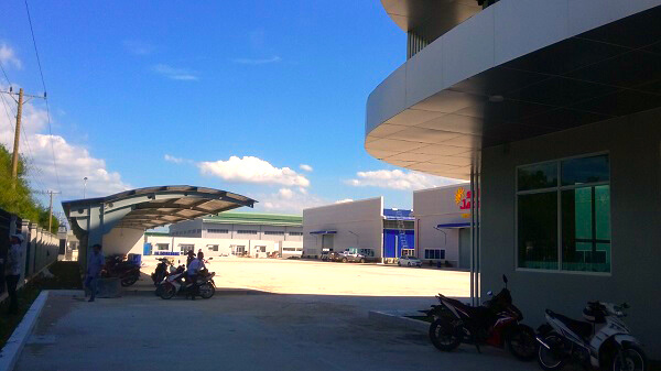 Lap Dat Cua Cuon Cua Nhom Kinh Cong Ty Nha Xuong 05 (1)